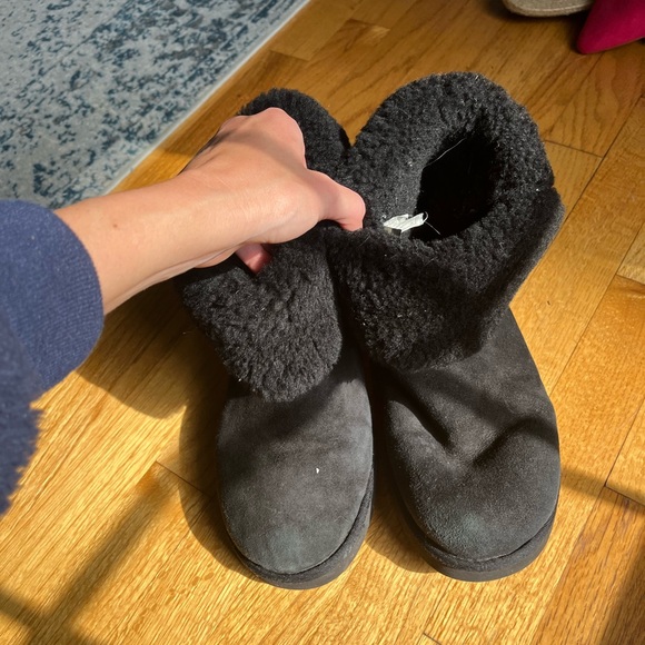 Women’s Black Uggs. Size 11 - Picture 4 of 6